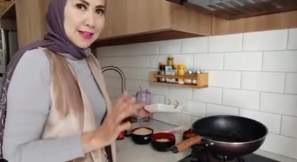 7 Potret Dapur Rumah Venna Melinda, Minimalis dan Elegan