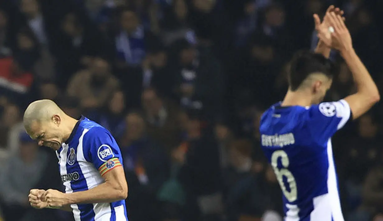 Pemain FC Porto, Pepe, melakukan selebrasi setelah mencetak gol ke gawang Shakhtar Donetsk pada laga Liga Champions di Stadion Dragao, Portugal, Kamis (14/12/2023). Kini ia semakin kukuhkan diri sebagai pencetak gol tertua di usia 40 tahun 289 hari. (AP Photo/Luis Vieira)