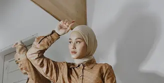 Kerap mengenakan gaya hijab pashmina, kesan modern minimalis tercipta dari gaya hijab yang satu ini.