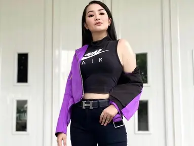 Gaya outfit pemilik nama lengkap Fitri Dian Puspita ini memang dikenal glamor saat di atas panggung. Kendati demikian, di kesehariannya ia lebih sering tampil dengan gaya simpel dan sporty. Ia juga sering membagikan gaya ootd-nya di media sosial, terutama Instagram. 
(Liputan6.com/IG/fitricarlina)