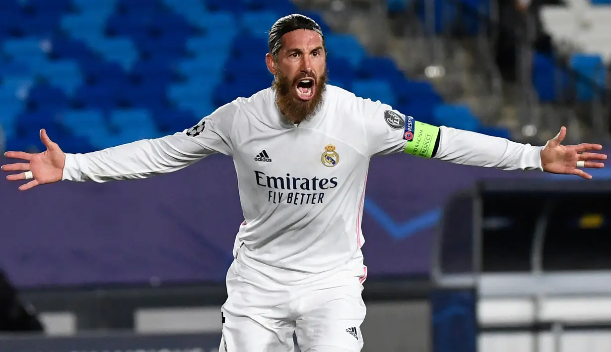 Sergio Ramos. Bek tengah Spanyol berusia 36 tahun yang baru semusim memperkuat PSG usai meninggalkan Real Madrid yang telah diperkuatnya selama 16 musim, pada akhir musim 2020/2021. Ia didatangkan Real Madrid dari Sevilla pada awal musim 2005/2006 dengan nilai transfer 27 juta euro atau kini setara Rp420 miliar dan total tampil dalam 671 laga di semua ajang dengan torehan 101 gol dan 40 assist. Beberapa gelar bergengsi mampu diraih, di antaranya 5 gelar La Liga dan 4 trofi Liga Champions. (AFP/Pierre-Philippe Marcou)