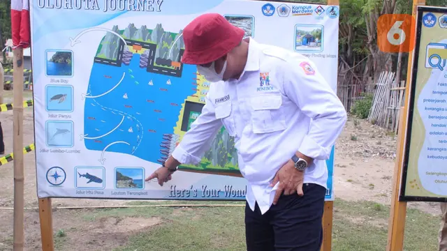 Bupati Bone Bolango, Hamim Pou saat menunjukan journey finding maps yang didalamnya ditemukan situs purbakala (Arfandi/Liputan6.com)