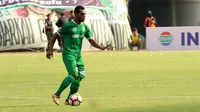 Gelandang Persebaya, Nelson Alom. (Bola.com/Aditya Wany)