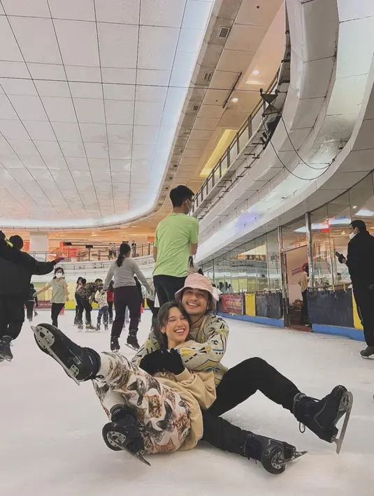 Main ice skating bareng jadi hiburan yang mereka lakukan beberapa waktu lalu. Keduanya terlihat bahagia, bahkan Gino sempat memeluk Yasmin
