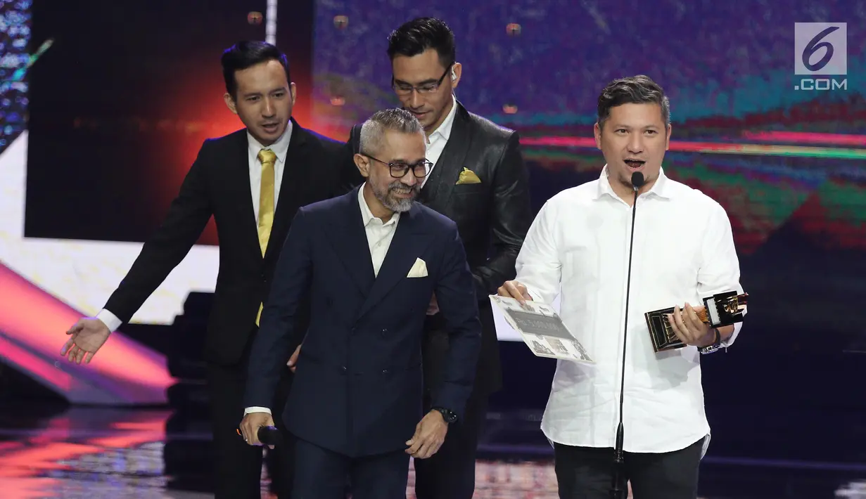 Ekspresi aktor Gading Marten (kanan) saat meraih penghargaan dalam acara IBOMA 2018 di STUDIO 6 EMTEK CITY, Jakarta, Jumat (23/3). Gading meraih penghargaan kategori pemeran pendukung pria terbaik. (Liputan6.com/Herman Zakharia)