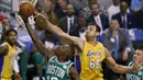 Pemain Boston Celtics, Terry Rozier (depan) memasukan bola saat diadang pemain Los Angeles Lakers, Andrew Bogut pada laga NBA basketball game di TD Garden, Boston, (8/11/2017). Celtics menang 107-96. (AP/Winslow Townson)