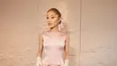 Ariana Grande menghadiri Upacara Pembukaan pada 26 Juli dengan gaun sutra berpinggang rendah warna merah muda Glinda karya Thom Browne. [@arianagrande].