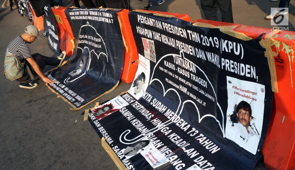 Aktivis yang tergabung dalam Jaringan Solidaritas Korban untuk Keadilan saat aksi Kamisan di depan Istana Negara, Jakarta, Kamis (25/7/2019). Aksi Kamisan ke-594 mengangkat tema '23 Tahun Tragedi 27 Juli Saat Jadi Penguasa Kok Malah Tidak Peduli?'. (Liputan6.com/Helmi Fithriansyah)