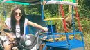 Istri Ariel Nidji ini tak jarang berfoto dengan gayanya yang unik. Seperti ini misalnya, Dea foto di atas motor  besar yang terdapat gerobak di sampingna. Ia mengenakan short pants dan kaca mata hitamnya. (Instagram/dea_ananda)