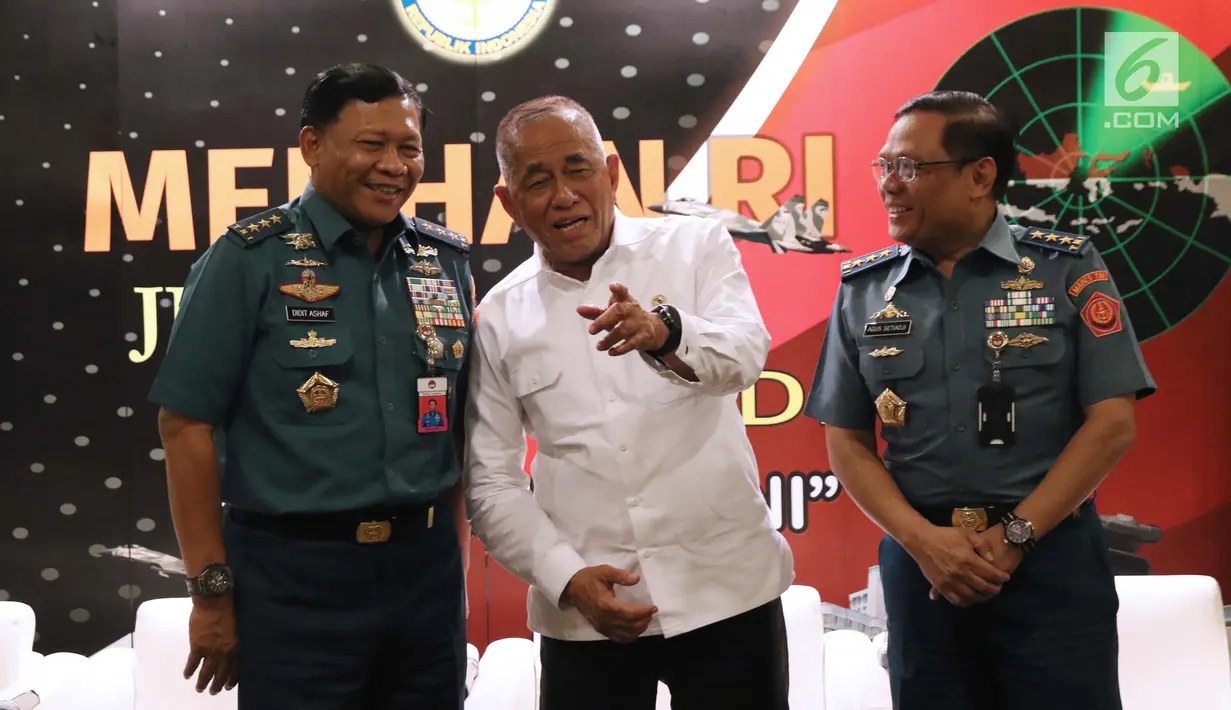 Menteri Pertahanan, Ryamizard Ryacudu (tengah) didampingiIrjen Kemhan, Laksamana Madya TNI Didit Herdiawan Ashaf dan Sekjen Kemhan, Laksamana Madya TNI Agus Setiadji usai memberi keterangan terkait netralitas TNI di Jakarta, Senin (15/4). (Liputan6.com/Helmi Fithriansyah)