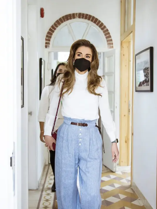 Adapun tampilan kasual lainnya saat kenakan denim dengan potongan tinggi, paduan turtle neck putih dan belt membuat gayanya semakin stylish. [Foto: Queen Rania]