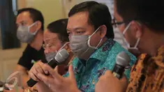 Wakil Ketua Komisi IV DPR Herman Khaeron mengenakan masker saat menjadi pembicara dalam diskusi di kawasan Menteng, Jakarta, Sabtu (10/10/2015). Diskusi tersebut membahas kabut asap dari kebakaran hutan yang semakin pekat. (Liputan6.com/Angga Yuniar)