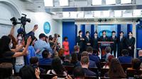 Anggota grup K-pop, BTS bergabung dengan sekretaris pers Gedung Putih Karine Jean-Pierre selama pengarahan harian di Gedung Putih. (Foto AP/Evan Vucci)