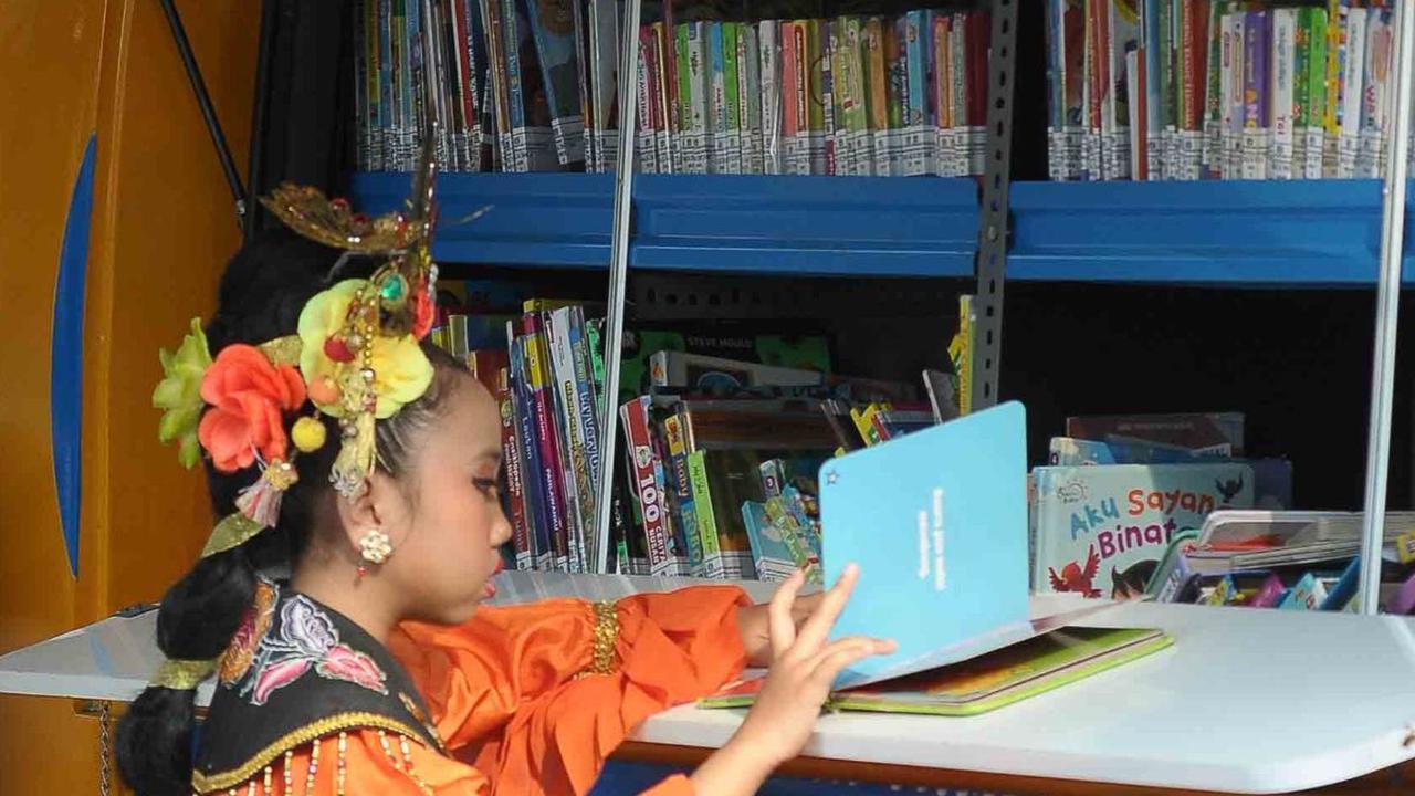 FOTO: Perpustakaan Keliling Ajak Anak-Anak Giat Membaca
