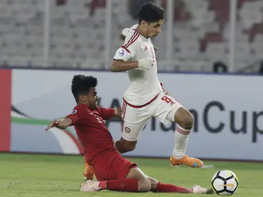 Bek Indonesia, Asnawi Mangkualam, berusaha menghadang pemain Uni Emirat Arab (UEA) pada laga AFC di SUGBK, Jakarta, Rabu (24/10/2018). Indonesia menang 1-0 atas UEA. (Bola.com/M Iqbal Ichsan)