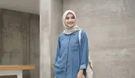 Kemeja Denim Loose dengan Celana Kulot. Foto: Meta AI