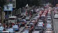 Kondisi arus lalu lintas pada sore hari di kawasan Sudirman saat uji coba penghapusan 3 in 1, Jakarta, Selasa (5/4). Di hari pertama uji coba, arus lalu lintas di jalur 3 in 1  bertambah macet. (Liputan6.com/Johan Tallo)