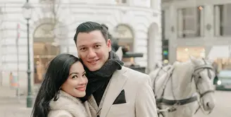 Titi Kamal dan Christian Sugiono melanjutkan liburan keliling Eropa dengan singgah di Vienna. Pasangan suami istri ini tuai pujian dengan gaya romantisnya [@titi_kamall]