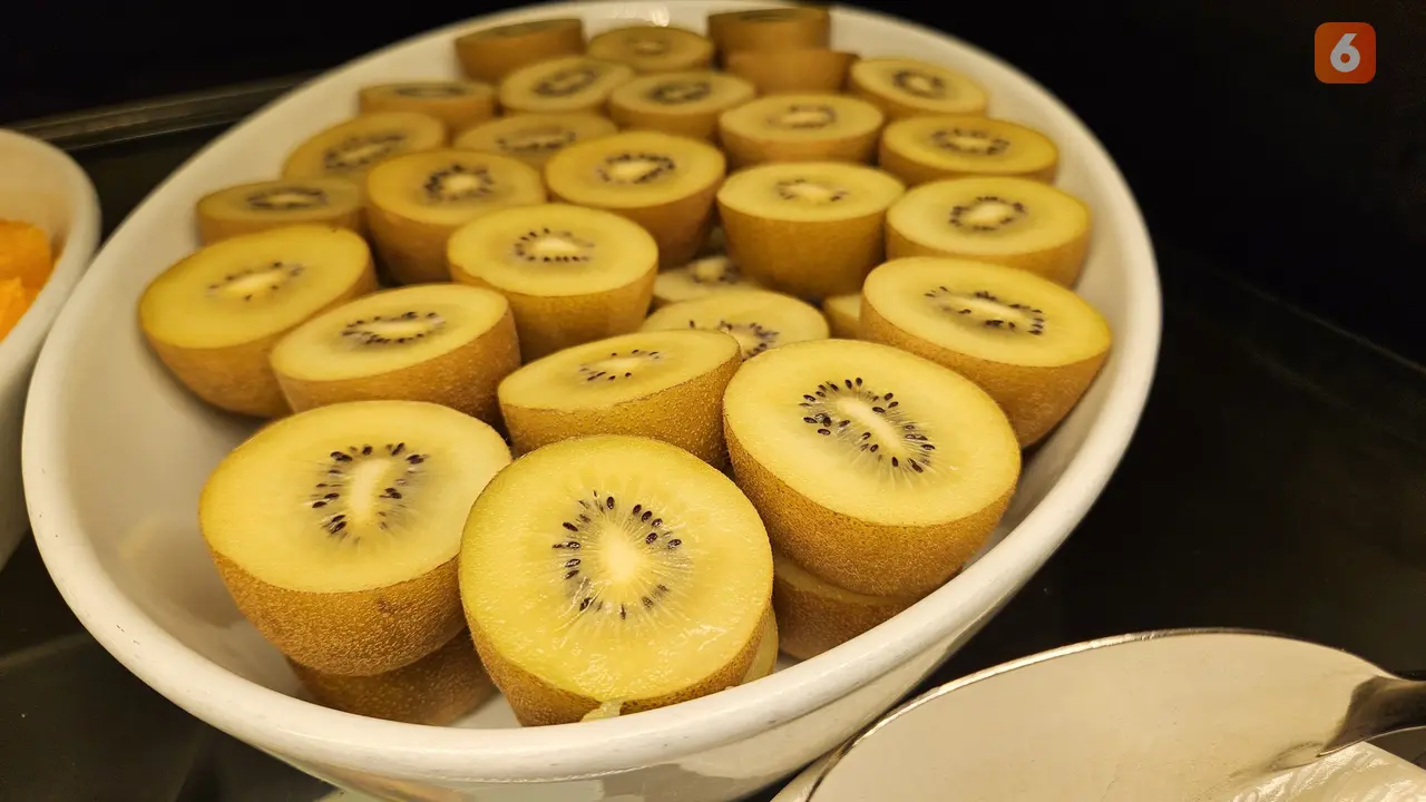 Kiwi disebut buah ajaib oleh pakar jantung karena kemampuannya menurunkan kolesterol dan menstabilkan gula darah. Buah ini juga kaya nutrisi yang mendukung kesehatan jantung dan tubuh secara optimal. (Foto: Aditya Eka Prawira/Liputan6.com)