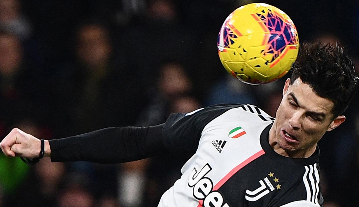 Striker Juventus, Cristiano Ronaldo, mencetak gol dengan tandukan kepala ke gawang Sampdoria pada laga Serie A 2019 di Stadion Luigi Ferraris, Rabu (18/12). Juventus menang 2-1 atas Sampdoria. (AFP/Marco Bertorello)