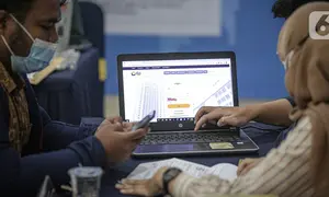 Petugas melayani wajib pajak yang melaporkan SPT Tahunan di KPP Pratama Jakarta Tanah Abang Tiga, Jakarta, Kamis (31/3/2022). Masyarakat yang memiliki NPWP dan penghasilan tetap setiap bulan, atau dari usaha diimbau segera melaporkan SPT tahunan. (Liputan6.com/Faizal Fanani)