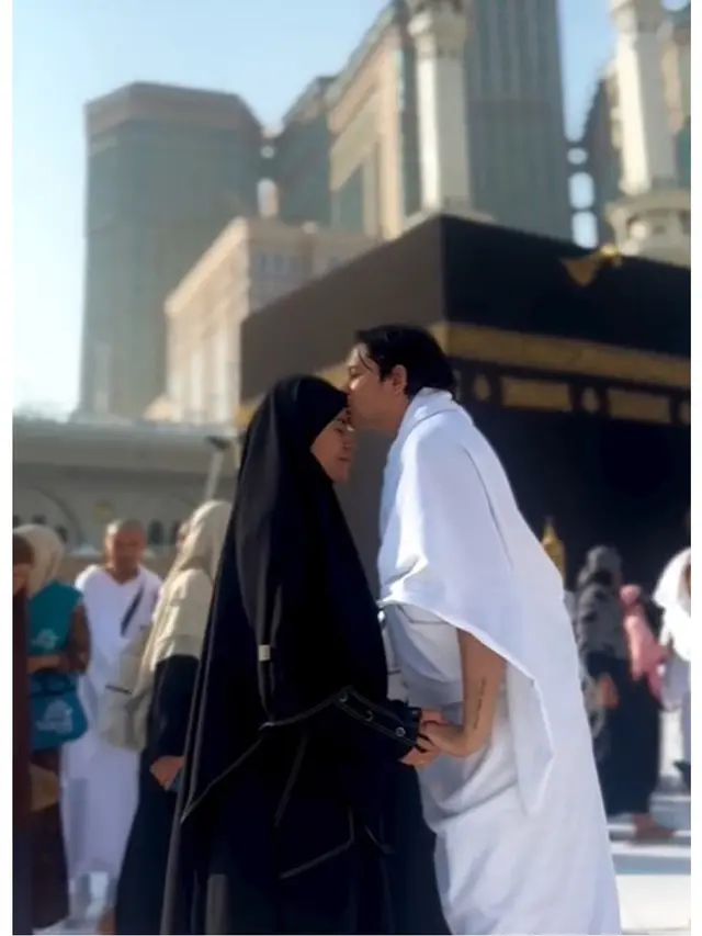 6 Potret Andrew Andika dan Violentina Kaif Umrah, Pamer Buku Nikah di Depan Ka'bah