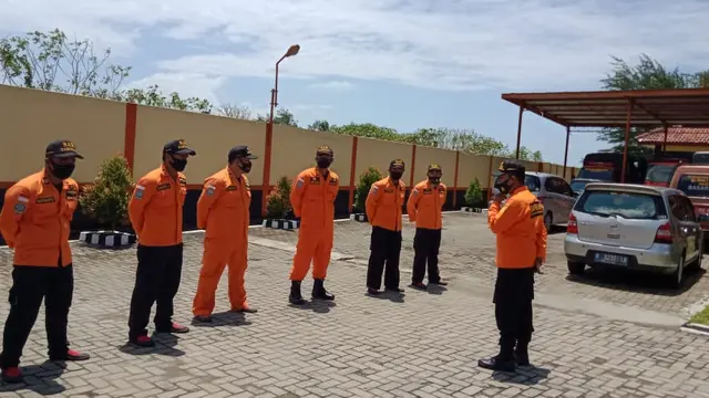 Basarnas memberangkatkan satu SRU untuk pencarian santri tenggelam di Pantai Congot, Jetis, Nusawungu, Cilacap, Jawa Tengah, Selasa (16/2/2021). (Foto: Liputan6.com/Basarnas)