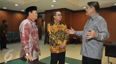 Ketua MPR Zulkifli Hasan (tengah), Wakil Ketua MPR Hidayat Nur Wahid (kiri) dan Ketua MA, Muhammad Hatta Ali menggelar pertemuan terkait undangan pidato laporan kinerja lembaga negara di Gedung MA, Jakarta, Kamis (9/7/2015). (Liputan6.com/Herman Zakharia)