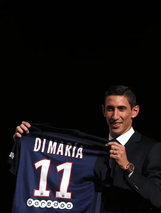 Pemain asal Argentina, Angel Di Maria saat menunjukan kostum bernomor punggung 11, Prancis, Kamis (7/8/2015). Pemain sayap Timnas Argentina itu telah menandatangani kontrak empat tahun dengan dengan Paris St Germain (PSG). (REUTERS/Christian Hartmann)