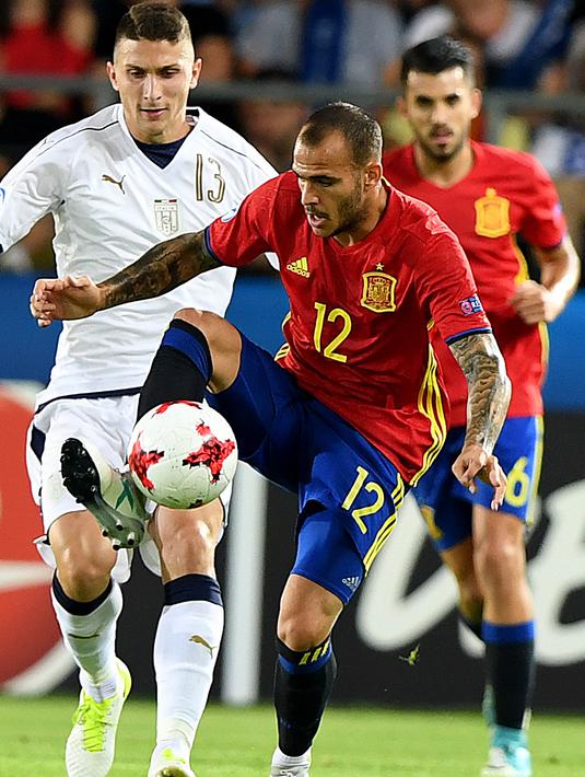 Gelandang Spanyol, Sandro Ramirez, menghindari kejaran bek Italia, Mattia Caldara, pada laga semifinal Piala Eropa U-21 di Stadion Miejski, Polandia, Selasa (27/6/2017). Spanyol menang 3-1 atas Italia. (AFP/Janek Skarzynski)