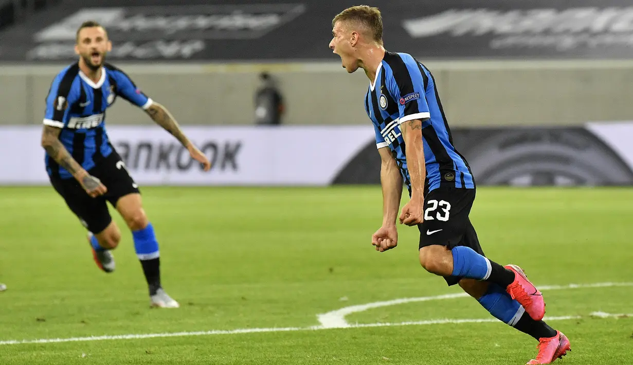 Pemain Inter Milan Nicolo Barella (kanan) melakukan selebrasi usai mencetak gol ke gawang Bayer Leverkusen pada perempat final Liga Europa di Duesseldorf Arena,  Dusseldorf, Jerman, Senin (10/8/2020). Inter Milan melaju ke semifinal usai mengalahan Bayer Leverkusen 2-1. (AP Photo/Martin Meissner)