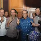 Capres Joko Widodo menyambangi Ginandjar Kartasasmita di kediamannya, Jakarta, Senin (16/6/14). (Liputan6.com/Herman Zakharia)