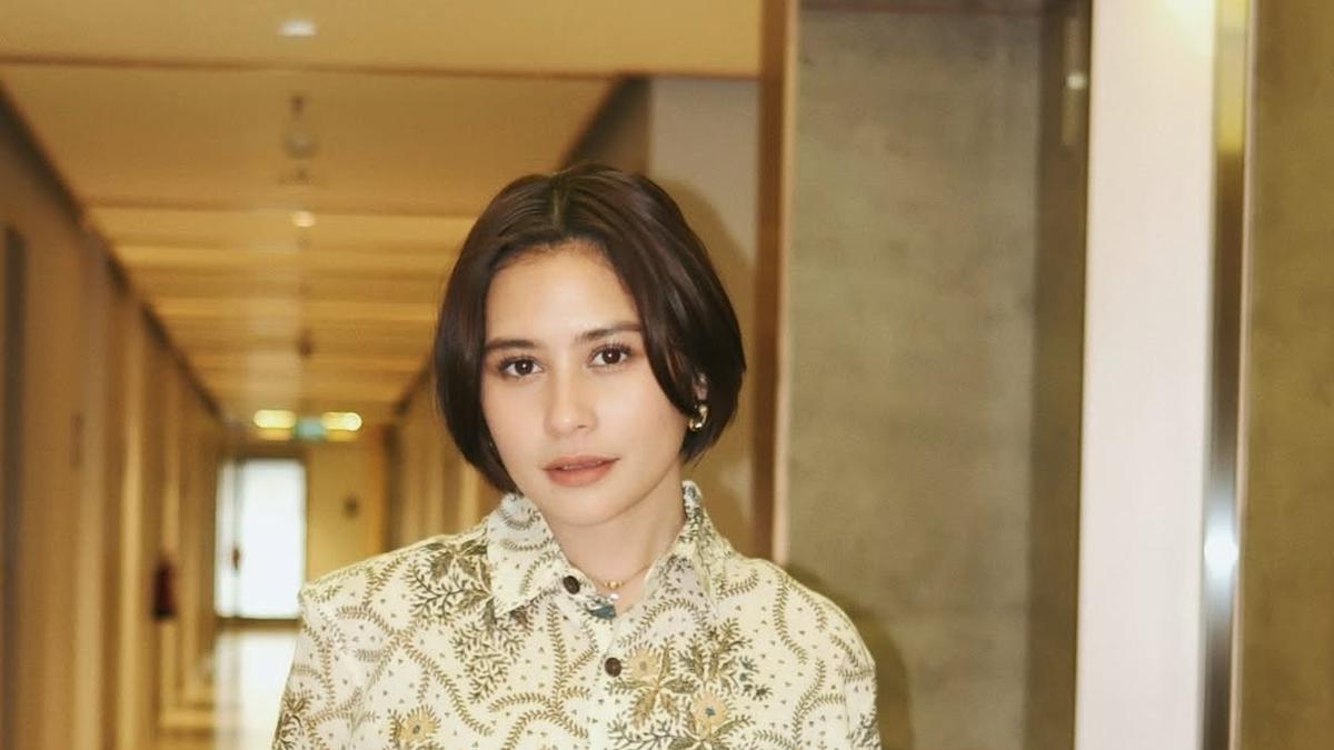 Office Look Naik Kelas, Prilly Latuconsina Tampil Effortless Sambil Jinjing Tas Hermès Rp380 Jutaan