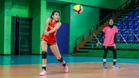 Pemain tim Indonesia All Star, Yolla Yuliana berusaha mengembalikan bola saat berlatih jelang laga Fun Volleyball 2024 melawan Red Sparks di GOR Bulungan, Jakarta Selatan, Jumat (19/04/2024). (Bola.com/Bagaskara Lazuardi)