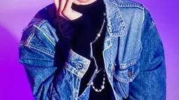Masih dengan jaket denimnya, personel boy group asal Korea Selatan ini memadukannya dengan turtle neck berwarna gelap. Penyanyi kelahiran 2002 ini memiliki background bermusik sebelum debut menjadi idol. (Instagram/@enhypen)
