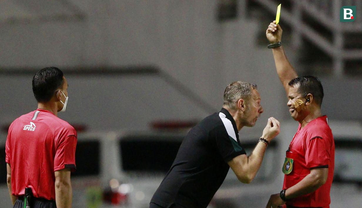 Pelatih PSS Sleman, Dejan Antonić (tengah) mendapat kartu kuning saat melawan Arema FC dalam laga pekan ke-3 BRI Liga 1 2021/2022 di Stadion Pakansari, Bogor, Minggu (19/9/2021). PSS Sleman menang 2-1. (Bola.com/M Iqbal Ichsan)