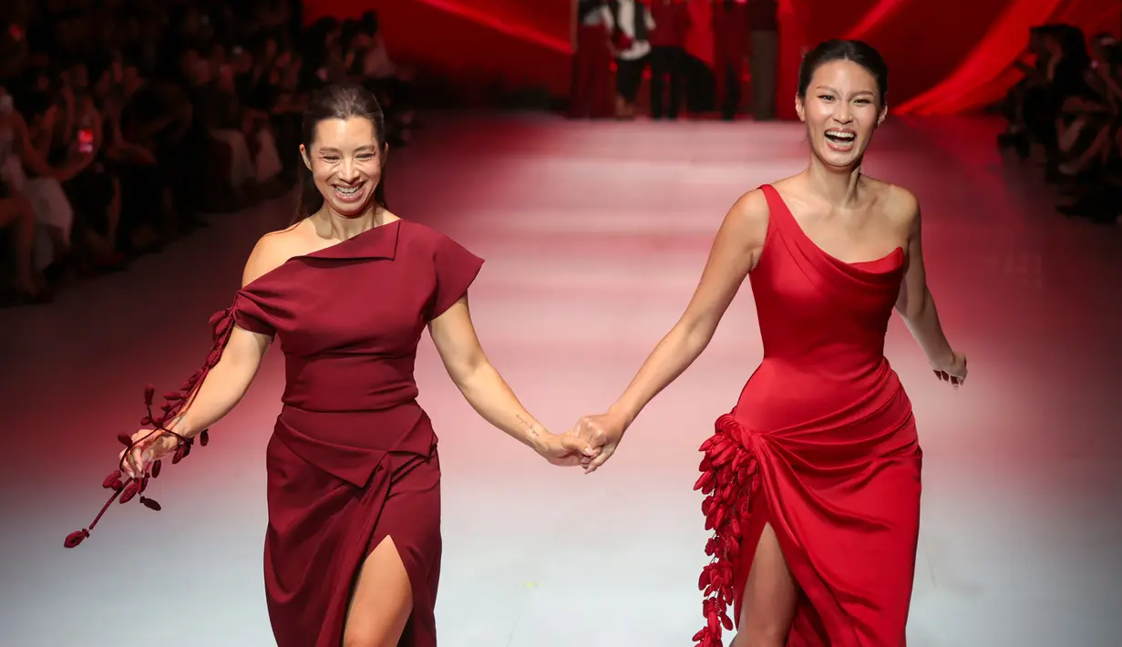 Jennifer Bachdim dan Patricia Gouw melangkah percaya diri di panggung POND’S Age Miracle Runway. Masing-masing tampil memesonadalam balutan koleksi Memento dari Hian Tjen for Josephine Anni.