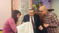 Batik Motif Maple Khas Kanada Diluncurkan Saat Hari Jadi Negaranya