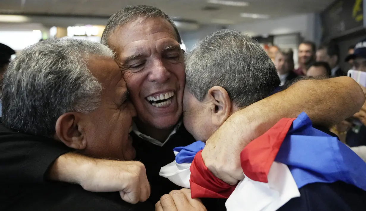 Juan Angel Napout, mantan presiden konfederasi sepak bola Amerika Selatan Conmebol, diterima oleh kerabat dan teman setelah mendarat di Bandara Silvio Pettirossi di Luque, Paraguay, Jumat (7/7/2023). (AP Photo/Jorge Saenz)