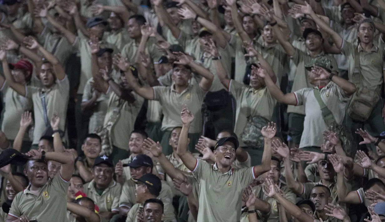 Dengan penuh keceriaan para anggota TNI mendukung tim PS TNI pada laga Piala Jenderal Sudirman melawan Pusam Borneo FC di Stadion Gelora Delta Sidoarjo, Jawa Timur, Rabu (18/11/2015). (Bola.com/Vitalis Yogi Trisna)
