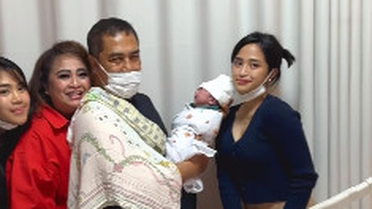 Momen Bahagia Wakapolri Komjen Agus Dikaruniai Cucu Pertama, Sumeringah Langsung Timang-Timang