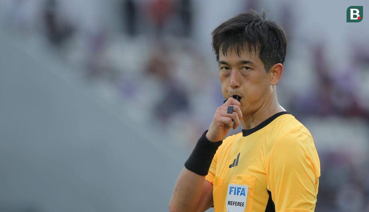 Wasit Ko Hyung-jin meniup peluit saat laga lanjutan BRI Super League 2025/2026 antara Persita melawan Borneo di Indonesia Arena, Tangerang, Banten, Jumat (09/01/2026). (Bola.com/Bagaskara Lazuardi)