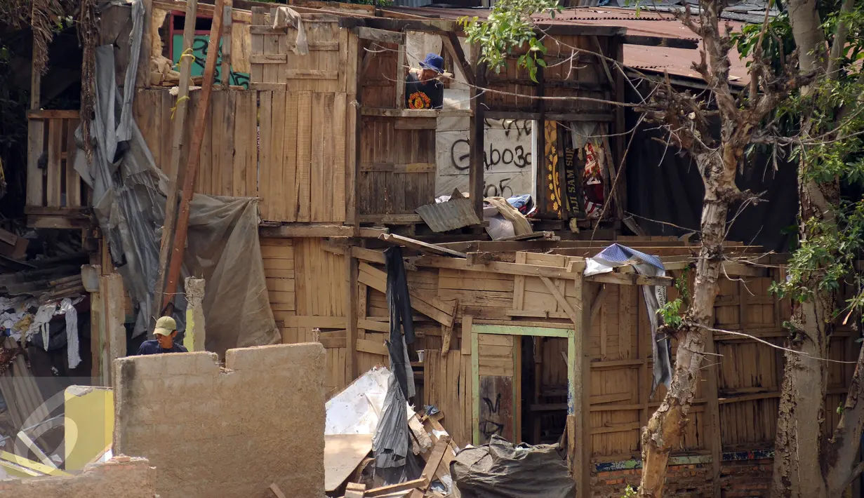 Sejumlah warga membongkar bangunan rumah di bantaran Kali Ciliwung, Bukit Duri Jakarta, Rabu (24/8). Pemprov DKI Jakarta merelokasi warga Bukit Duri ke Rusun Rawa Bebek sebagai lanjutan proyek normalisasi Sungai Ciliwung. (Liputan6.com/Helmi Fithriansyah)