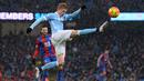 Pemain Manchester City, Kevin De Bruyne melakukan kontrol bola saat melawan Crystal Palace di Stadion Etihad,  Manchester, Sabtu(16/1/2016). Manchester City menang  4-0.  (AFP Photo/Oli Scarff)