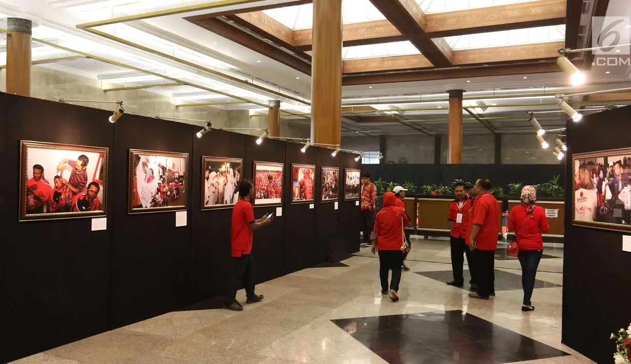 Suasana pameran foto sejarah PDIP di JCC, Jakarta, Rabu (10/1). Pameran foto tersebut merupakan rekam jejak perjalanan PDIP di HUT yang ke-45. (Liputan6.com/Angga Yuniar)
