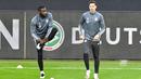 Pemain Jerman, Antonio Ruediger dan Julian Draxler saat sesi latihan jelang laga persahabatan di Koln, Rabu (7/10/2020). Jerman akan berhadapan dengan Turki. (AP Photo/Martin Meissner)
