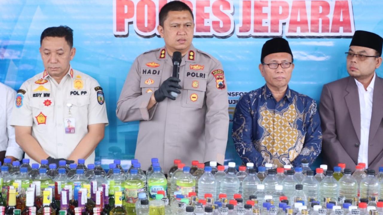 Kapolres Jepara AKBP Hadi Kristanto saat memberikan keterangan pers kepada awak media terkait pesta miras oplosan.