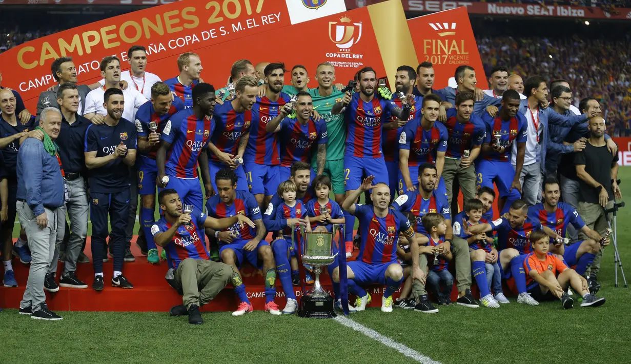 Pemain Barcelona berpose bersama usai laga melawan Alaves di Final Piala Raja Spanyol (Copa del Rey) di stadion Vicente Calderon, Spanyol, Minggu (28/5). Barca keluar sebagai pemenang dengan skor 3-1 atas Alaves. (AP Photo)