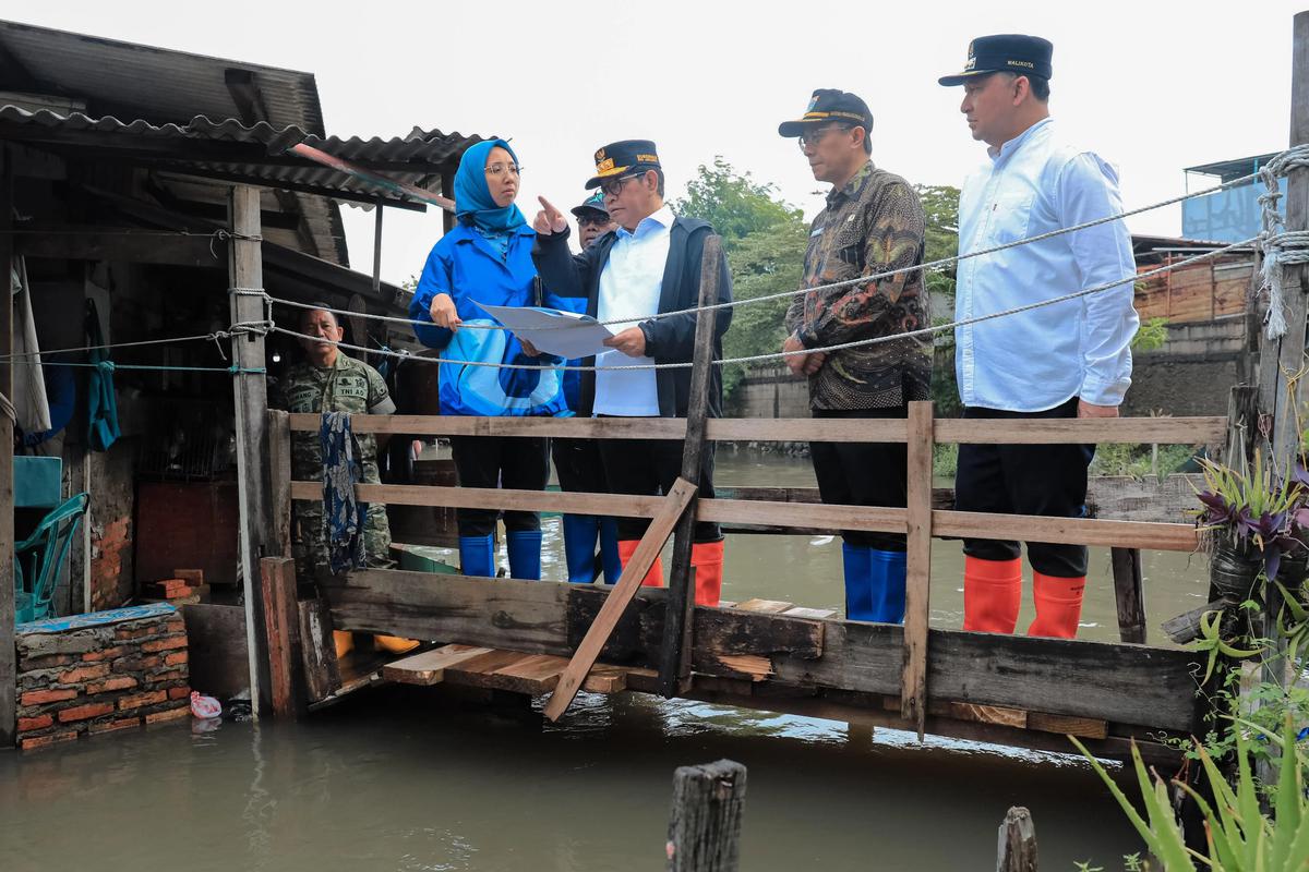 Pramono Anung saat meninjau segmen Sungai Begog dan Pedongkelan di Cilincing, Jakarta Utara, pada Jumat (23/1/2026).