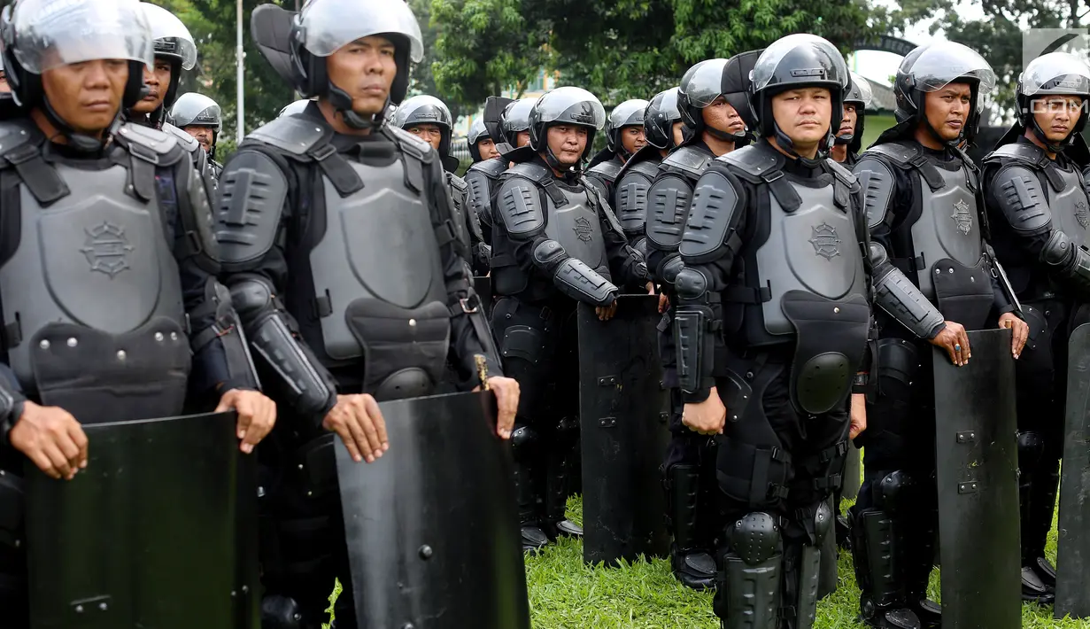 Aparat gabungan dari TNI/Polri menggelar apel di Medan, Rabu (22/11). Apel ini dilakukan guna mengecek kesiapan pasukan dalam mengamankan ngunduh mantu Kahiyang-Bobby. (Liputan6.com/Johan Tallo)